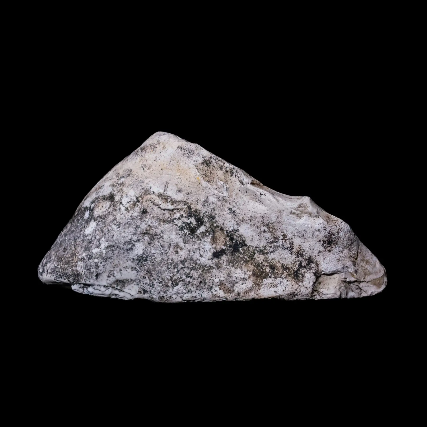 Una scheggia di pietra su fondo nero