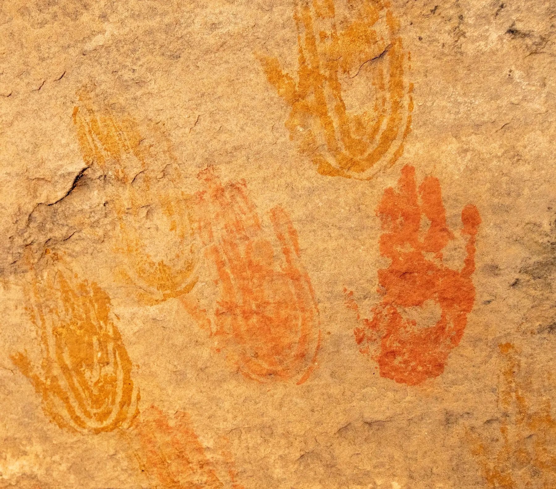 Impronte di mani dipinte su una parete di roccia