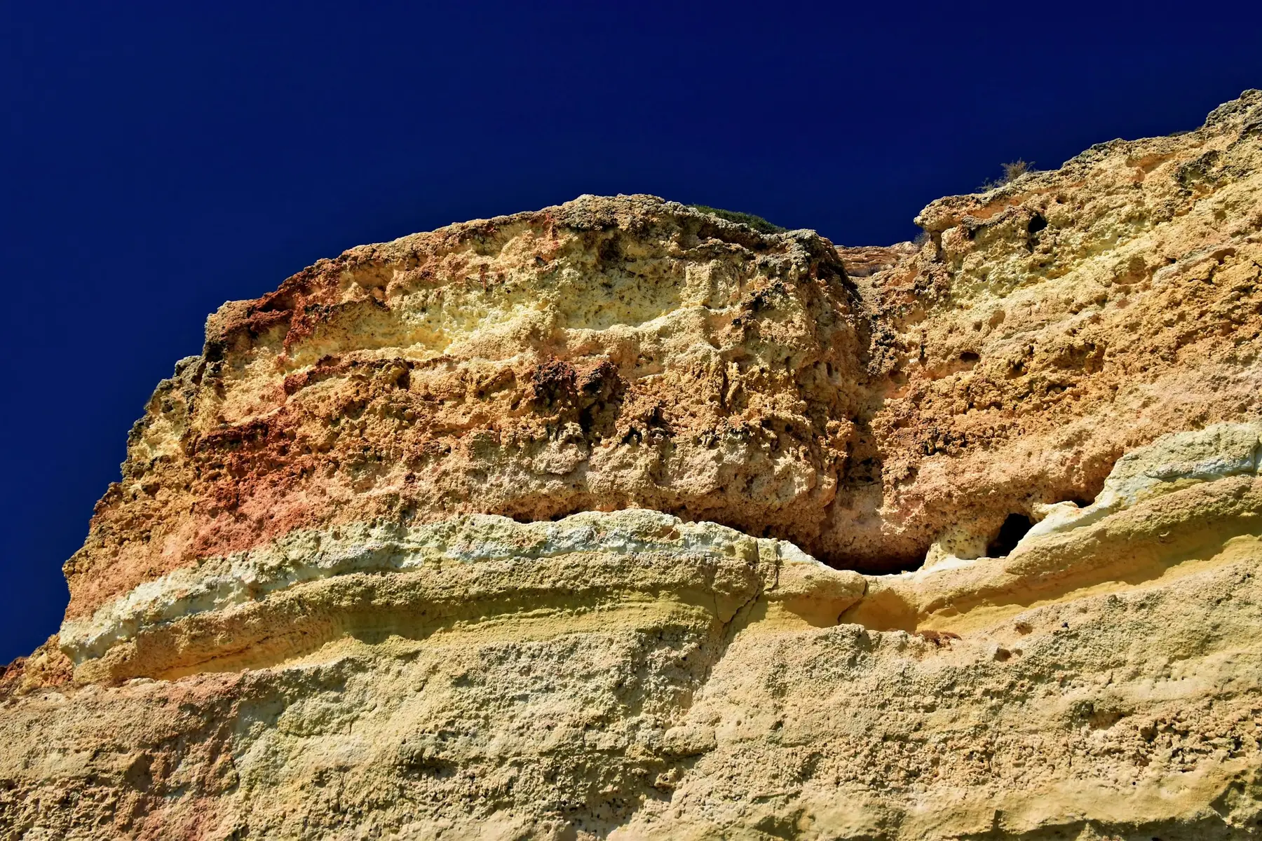 Strati di roccia colorati contro il cielo