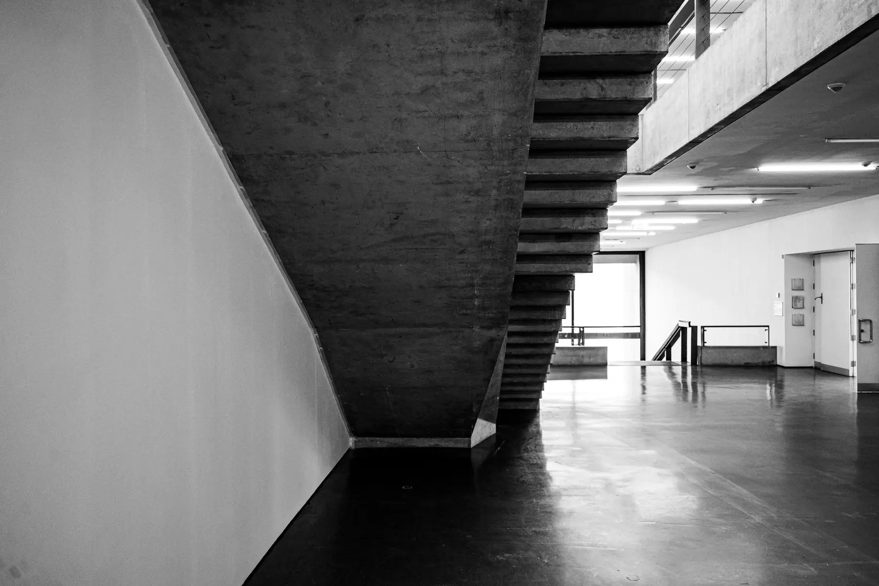 Scala in cemento a vista in un corridoio del museo